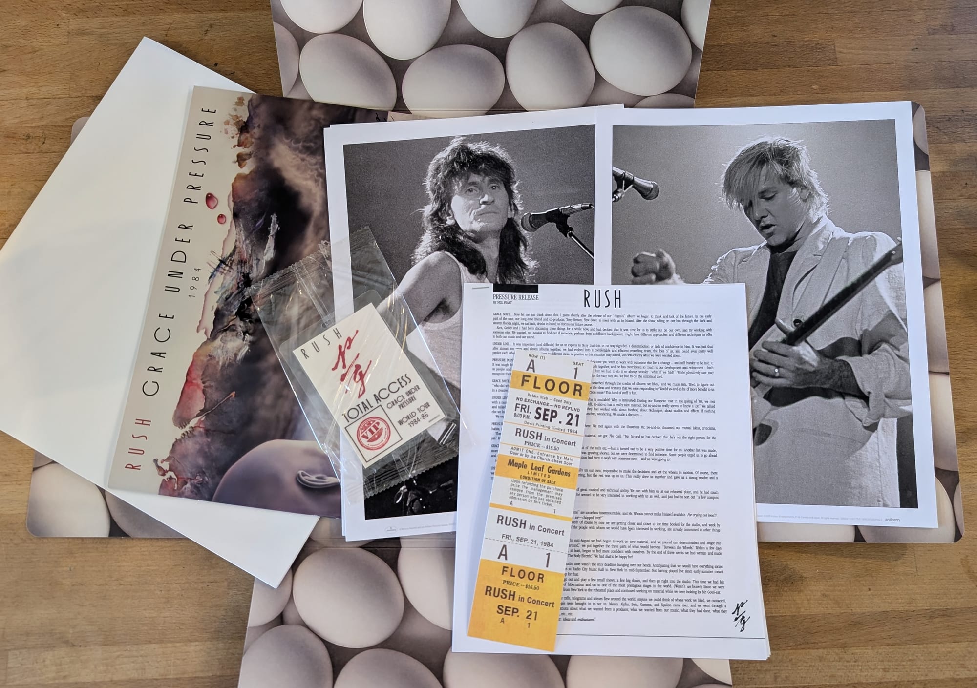 The collectibles included in the box set.